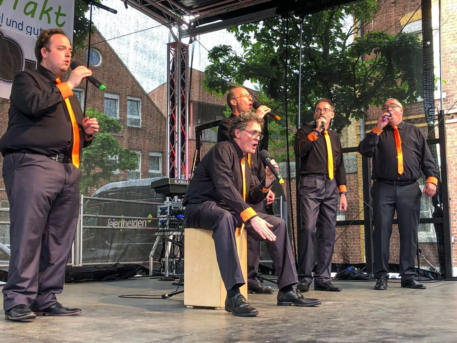 Die Zottels singen Muttertag 2023 auf dem Grefrather Marktplatz zum Abschluss des Cityfestes